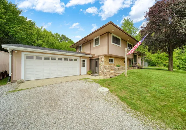 Photo 2 of Single family home for sale at 400 Willow Lake Rd, Addison, MI 49220 | MLS# 50218822 | Listing updated on 2026-08-18