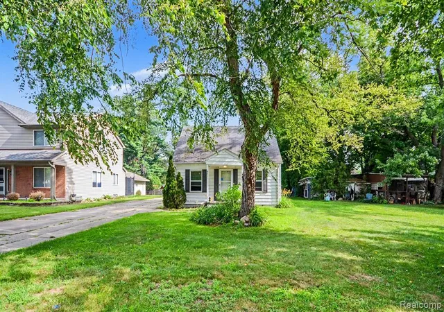 2nd image of 437 Hartland Dr, Troy, MI 48083 5015 | MLS# 61014900