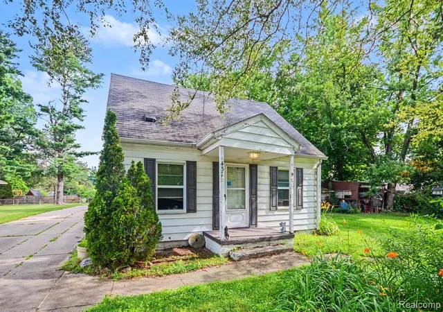Photo 3 of Sale Pending at 437 Hartland Dr, Troy, MI 48083 5015 | MLS# 61014900 | Listing updated on 2026-08-25