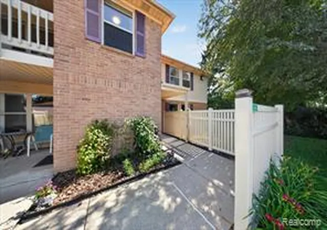 Homes for sale in South Lyon, MI | 61165 Greenwood Dr, South Lyon, MI 48178 | MLS# 61009614