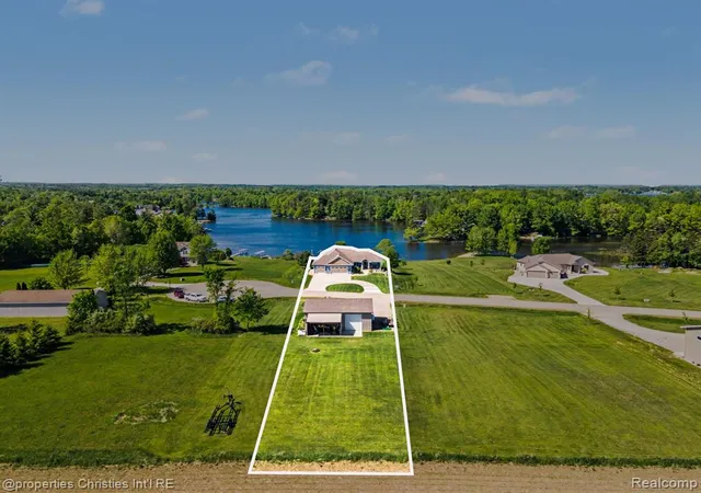 Homes for sale in Gladwin, MI | 2260 Willow Bay Ln, Gladwin, MI 48624 | MLS# 60998509