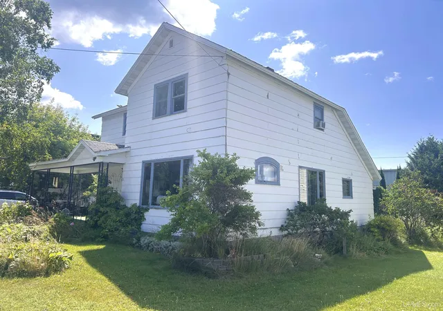 Photo 2 of Single family home for sale at 219 Walnut St, Manistique, MI 49854 | MLS# 50215874 | Listing updated on 2026-10-08