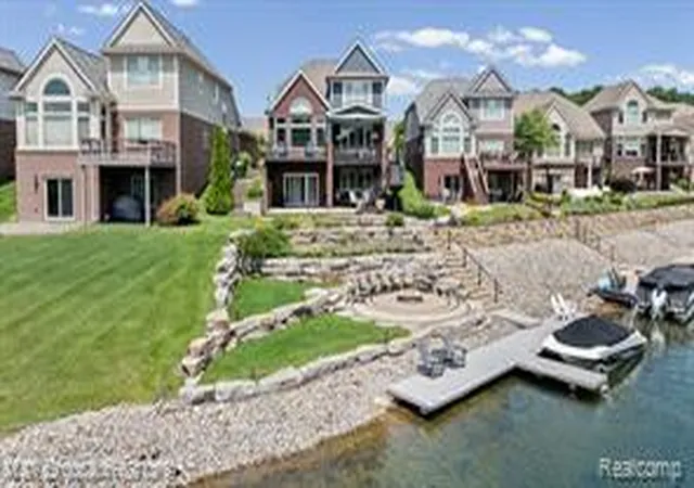 Homes for sale in South Lyon, MI | 10812 Waterfall Ct, South Lyon, MI 48178 | MLS# 61009361
