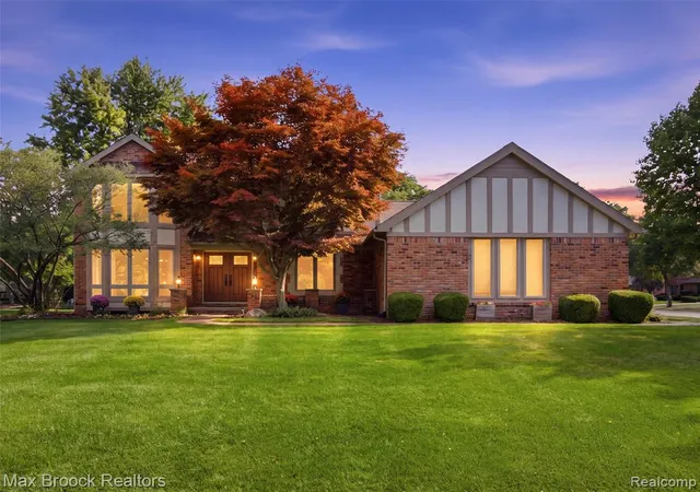 Photo 1 of Sale Pending at 1664 White Birch Ct, Troy, MI 48098 1960 | MLS# 61025469 | Listing updated on 2026-09-12