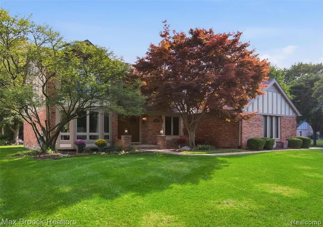 Photo 2 of Sale Pending at 1664 White Birch Ct, Troy, MI 48098 1960 | MLS# 61025469 | Listing updated on 2026-09-12