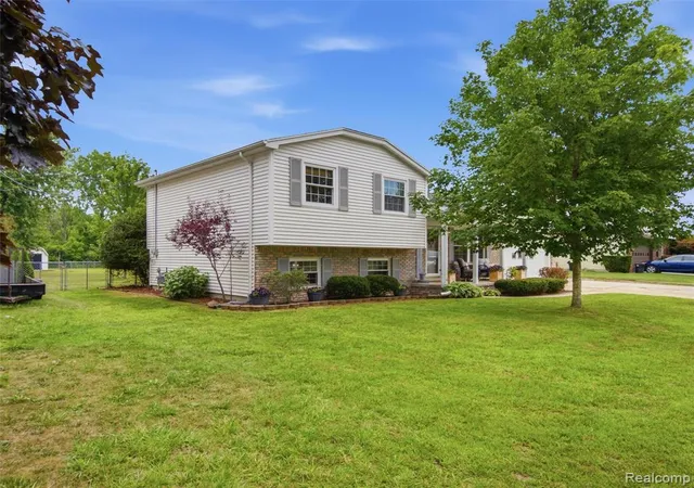 2nd image of 815 Montana St, Marysville, MI 48040 | MLS# 61022745