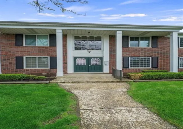 Condo for sale at 2472 Mulberry Sq #22, Bloomfield Hills, MI 48302 | MLS# 61014435