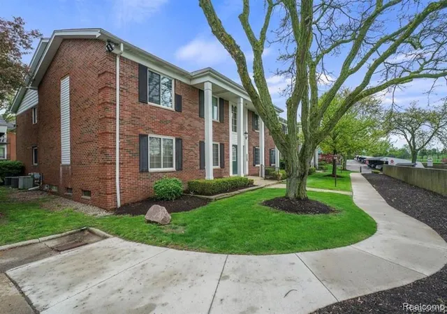 Photo 2 of Condo for sale at 2472 Mulberry Sq #22, Bloomfield Hills, MI 48302 | MLS# 61014435 | Listing updated on 2026-08-20