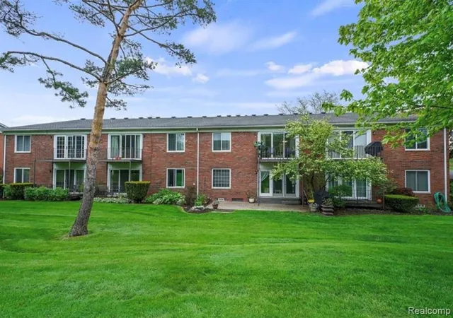 Photo 3 of Condo for sale at 2472 Mulberry Sq #22, Bloomfield Hills, MI 48302 | MLS# 61014435 | Listing updated on 2026-08-20