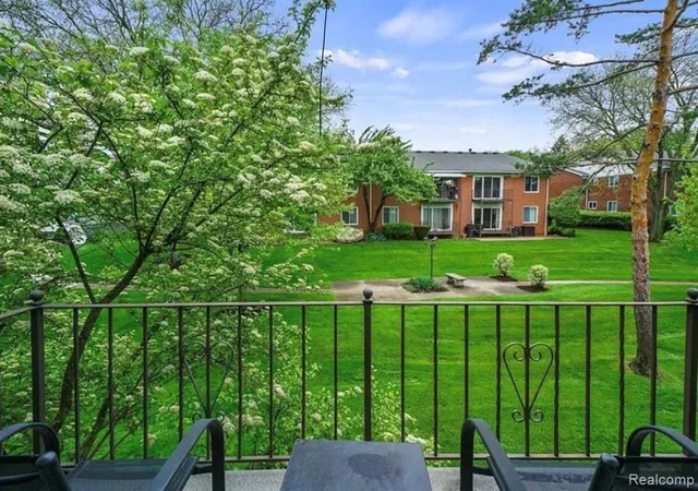 Photo 4 of Condo for sale at 2472 Mulberry Sq #22, Bloomfield Hills, MI 48302 | MLS# 61014435 | Listing updated on 2026-08-20