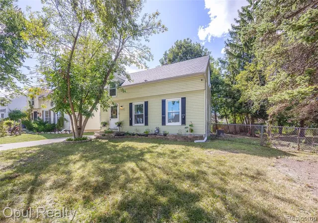 Photo 2 of Sale Pending at 17520 Matthews St, Riverview, MI 48193 4729 | MLS# 61024595 | Listing updated on 2026-09-12