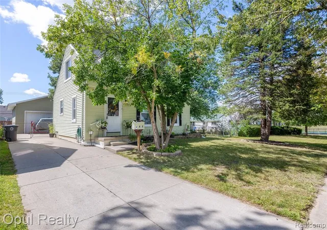 Photo 3 of Sale Pending at 17520 Matthews St, Riverview, MI 48193 4729 | MLS# 61024595 | Listing updated on 2026-09-12