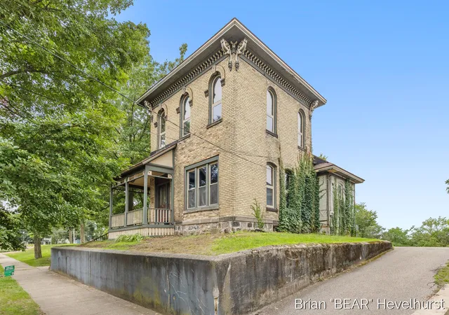 Photo 2 of Sale Pending at 827 Fairview Ave, Grand Rapids, MI 49503 | MLS# 70551916 | Listing updated on 2026-10-02