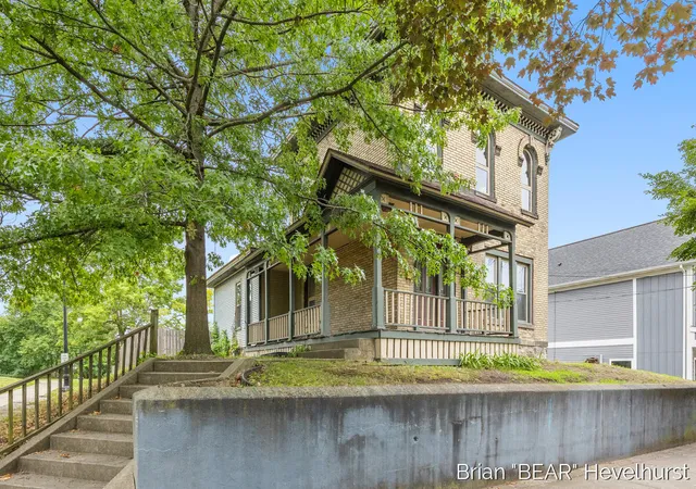 Photo 3 of Sale Pending at 827 Fairview Ave, Grand Rapids, MI 49503 | MLS# 70551916 | Listing updated on 2026-10-02