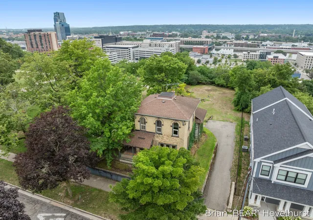 Photo 3 of Sale Pending at 827 Fairview Ave, Grand Rapids, MI 49503 | MLS# 70551916 | Listing updated on 2026-10-02