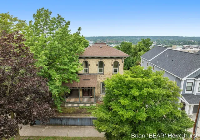 Photo 4 of Sale Pending at 827 Fairview Ave, Grand Rapids, MI 49503 | MLS# 70551916 | Listing updated on 2026-10-02