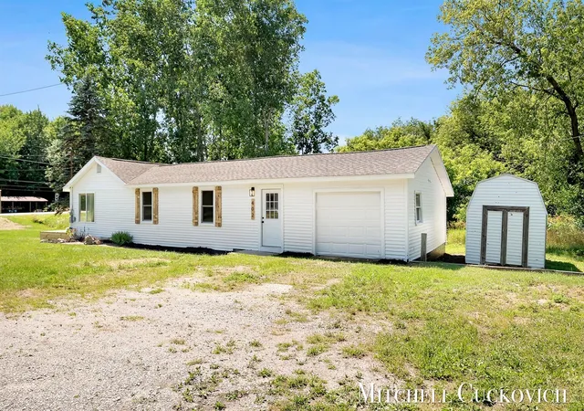 3rd image of 402 W Washington St, Sheridan, MI 48884 | MLS# 70544680