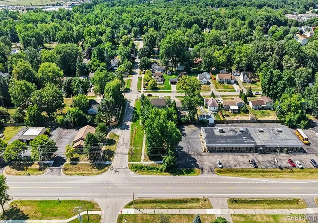 15th image of 2703 Pontiac Lake Rd, Waterford, MI 48328 | MLS# 61019076