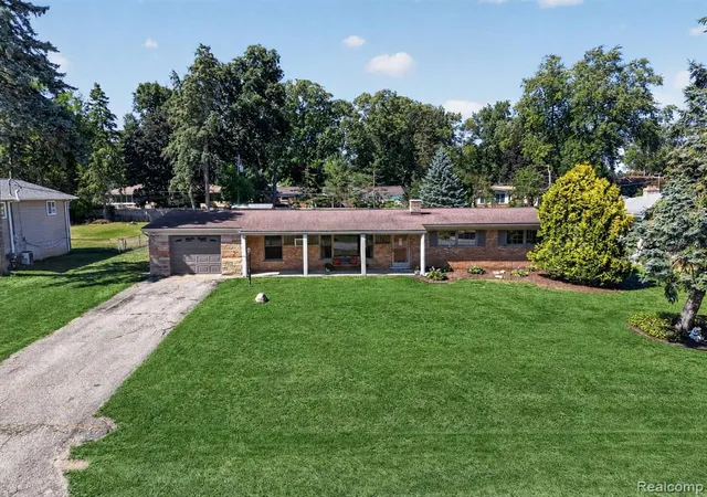 2nd image of 8144 Kenwick Dr, White Lake, MI 48386 | MLS# 61017645