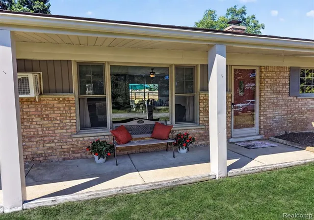 3rd image of 8144 Kenwick Dr, White Lake, MI 48386 | MLS# 61017645