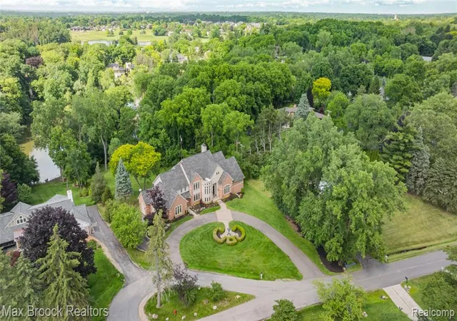 Photo 2 of Mansion for sale at 1888 W Tahquamenon Ct, Bloomfield Hills, MI 48302 2270 | MLS# 61025597 | Listing updated on 2026-08-29
