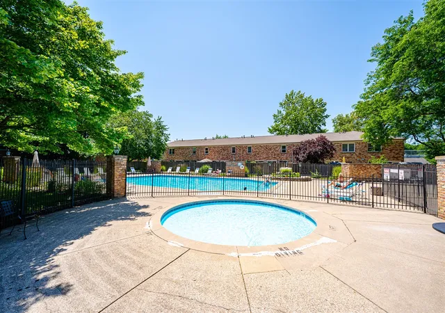 Listing Photo 2 - Condo for sale in building located at 2545 Abbington Dr, Grand Rapids, MI 49506 - Unit #133