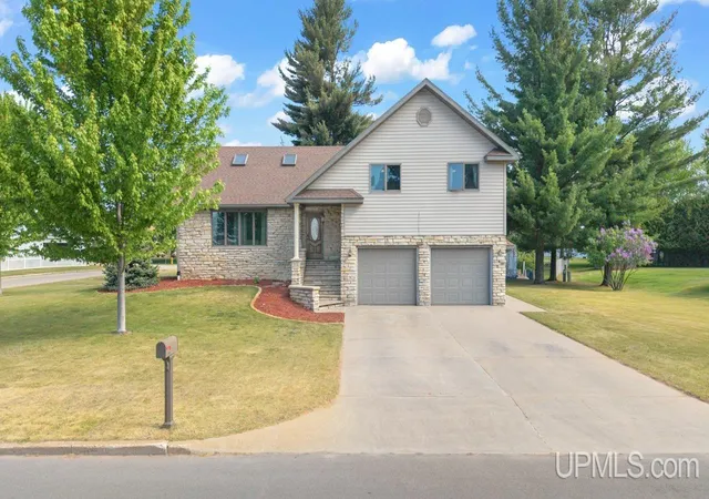 Homes for sale in Escanaba, MI | 3016 S 5th Ave, Escanaba, MI 49829 | MLS# 50210332