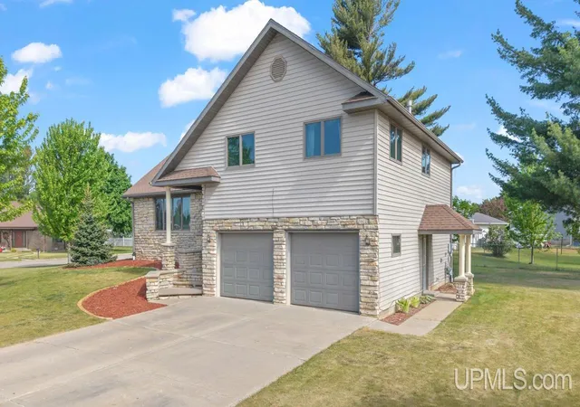 Homes for sale in Escanaba, MI | 3016 S 5th Ave, Escanaba, MI 49829 | MLS# 50210332