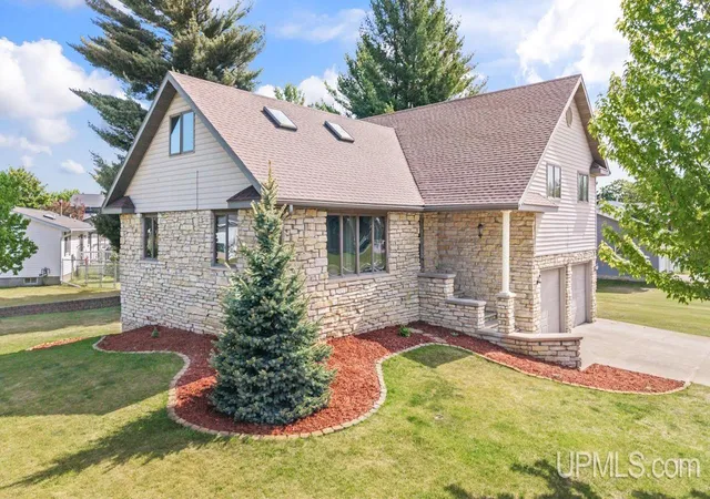 Homes for sale in Escanaba, MI | 3016 S 5Th Ave, Escanaba, MI 49829 | MLS# 50210332