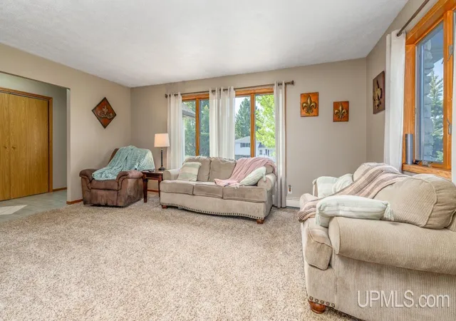 Homes for sale in Escanaba, MI | 3016 S 5Th Ave, Escanaba, MI 49829 | MLS# 50210332