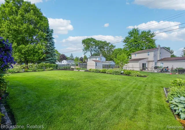 Homes for sale in Waterford, MI | 2668 Caterham Dr, Waterford, MI 48329 | MLS# 61008686