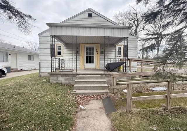 Homes for sale in Saginaw, MI | 704 Vermont St, Saginaw, MI 48602 | MLS# 60986700