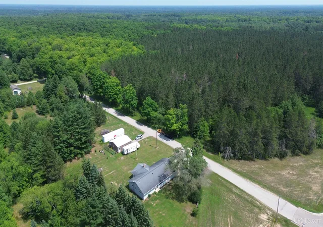 Photo 3 of Single family home for sale at 4815 Southside Rd, Manistique, MI 49854 | MLS# 50216469 | Listing updated on 2026-09-22
