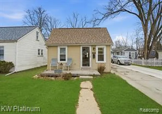 Homes for sale in Harper Woods, MI | 20919 Hollywood St, Harper Woods, MI 48225 | MLS# 61008977