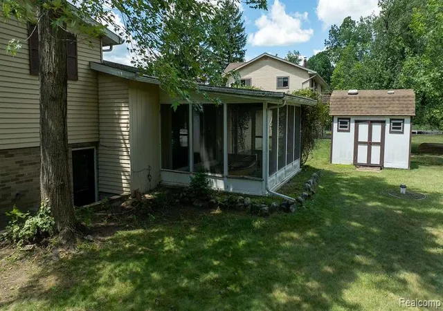 Homes for sale in Pinckney, MI | 1165 Camelot Dr, Pinckney, MI 48169 | MLS# 61004478