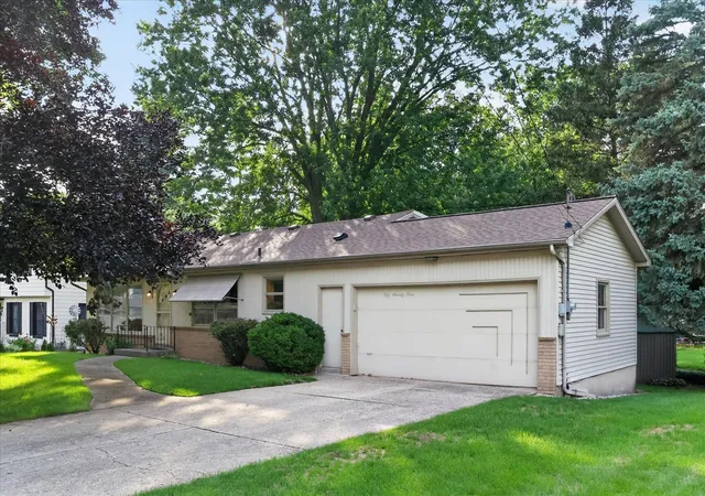 Photo 3 of Sale Pending at 5073 Hillwood Ct, Grand Rapids, MI 49508 | MLS# 70552976 | Listing updated on 2026-08-27