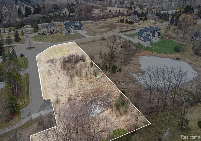 3rd image of 5 Fairway Trl, Grand Blanc, MI 48439 | MLS# 60973955