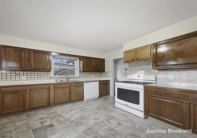 Photo 4 of Sale Pending at 3449 Taft Ave, Wyoming, MI 49519 | MLS# 70555746 | Listing updated on 2026-09-08