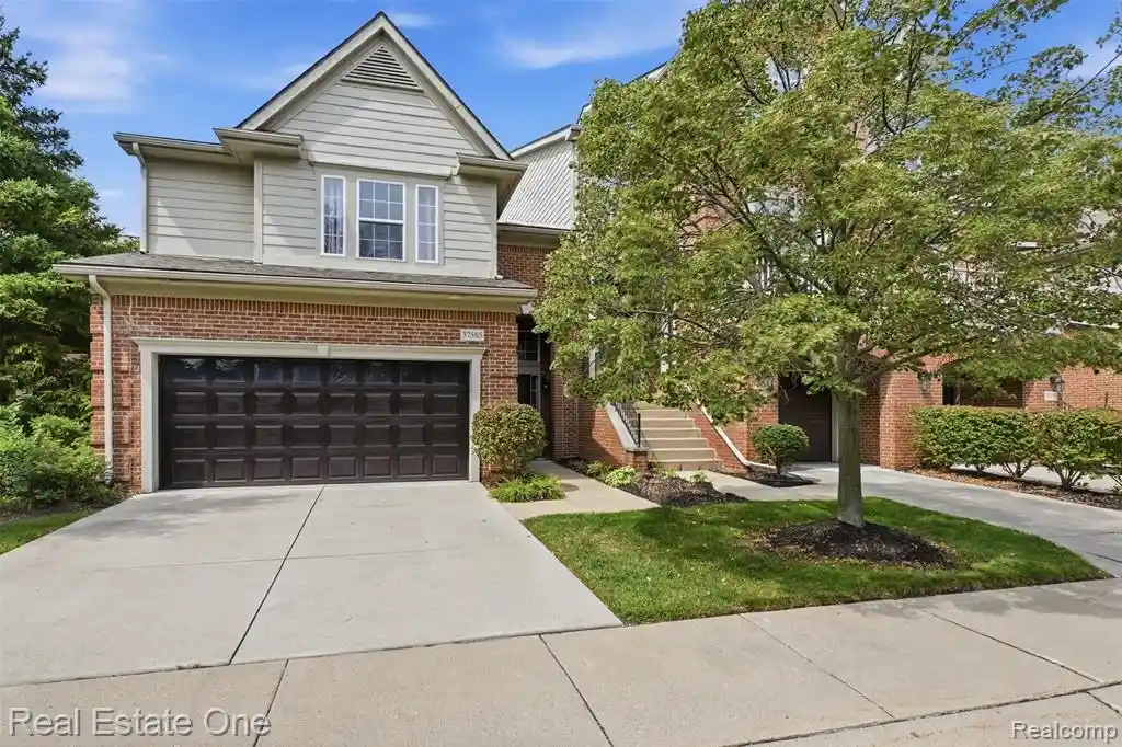 Listing Photo 2 - Condo for sale in 37585 Newburg Park Cir located at 37585 Newburg Park Cir, Livonia, MI 48152 - Unit #16