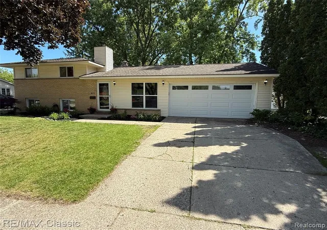 Homes for sale in Milford, MI | 857 Panorama Dr, Milford, MI 48381 | MLS# 60997979