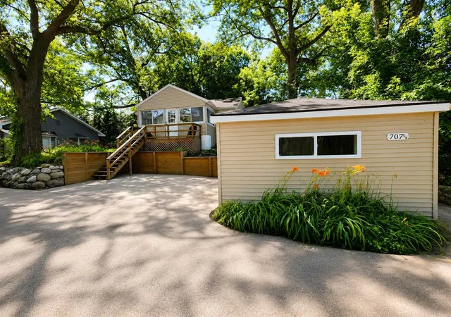 Homes for sale in Lake Orion, MI | 707 Buena Vista Ave, Lake Orion, MI 48362 | MLS# 70542386