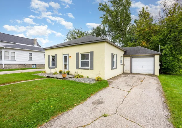 Photo 3 of Sale Pending at 2002 Woodside Ave, Essexville, MI 48732 | MLS# 50191293 | Listing updated on 2025-10-22