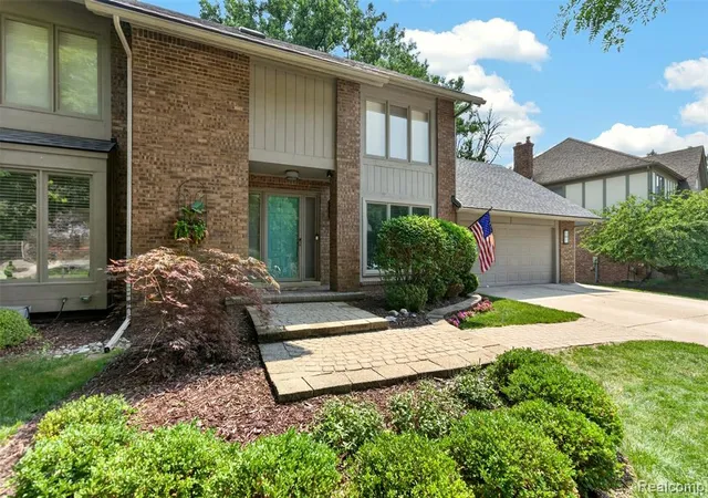 2nd image of 845 River Bend Dr, Rochester Hills, MI 48307 | MLS# 61020046