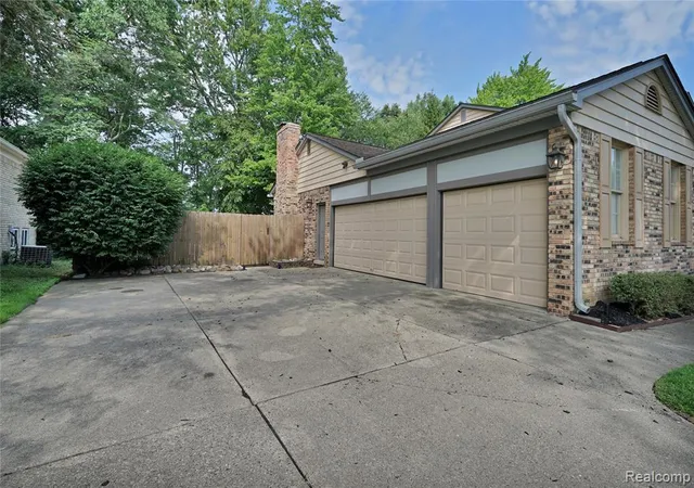 Photo 3 of Single family home for sale at 54359 Algonquin Dr, Shelby Township, MI 48315 | MLS# 61017568 | Listing updated on 2026-09-04
