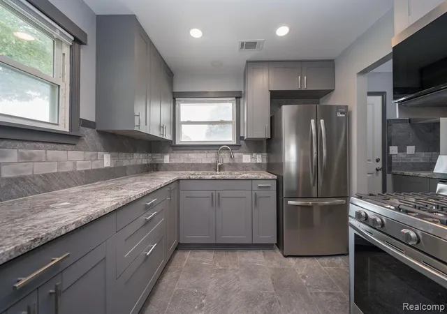 Photo 4 of Single family home for sale at 905 Sprague Ave, Madison Heights, MI 48071 3127 | MLS# 61013276 | Listing updated on 2026-09-12