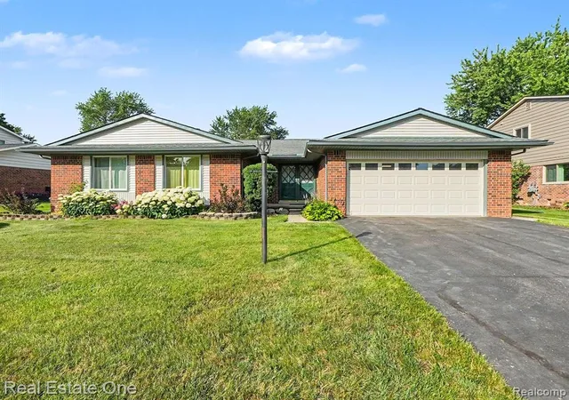 Homes for sale in Novi, MI | 22550 Brookforest Rd, Novi, MI 48375 | MLS# 61009657