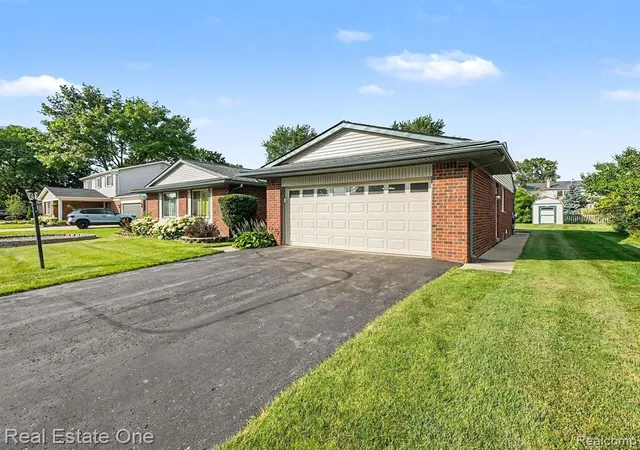 Homes for sale in Novi, MI | 22550 Brookforest Rd, Novi, MI 48375 | MLS# 61009657