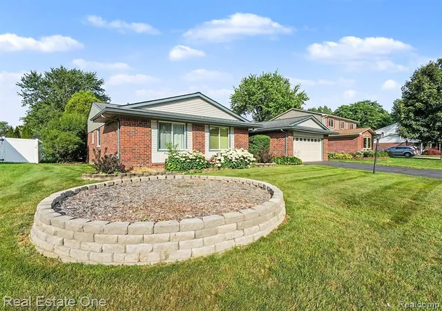 Homes for sale in Novi, MI | 22550 Brookforest Rd, Novi, MI 48375 | MLS# 61009657