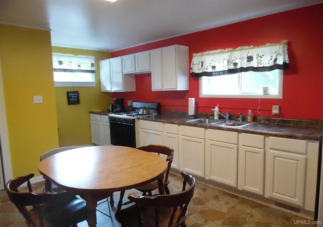 Photo 2 of Single family home for sale at 25220 Elm St, Calumet, MI 49913 | MLS# 50216370 | Listing updated on 2026-07-28