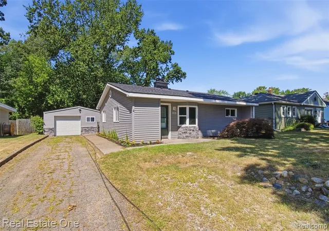Photo 2 of Sale Pending at 1615 S Commerce Rd, Wolverine Lake, MI 48390 | MLS# 61015202 | Listing updated on 2026-08-29